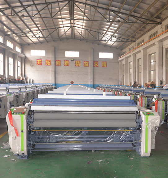 高速喷水织机使用现场